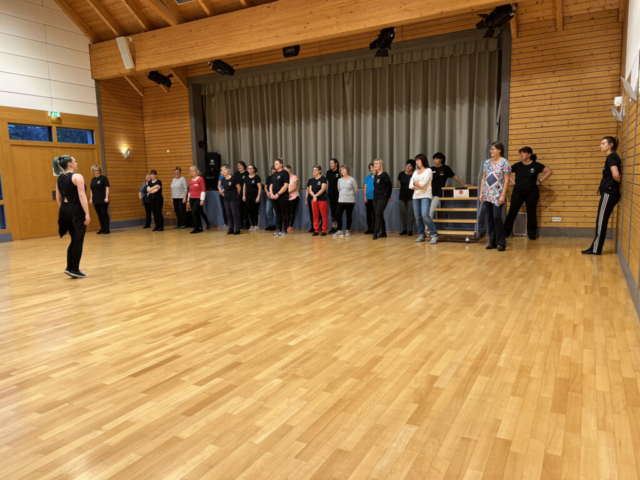 foto 20221126 01 modern line dance dancers workshop one wall event obermichelbach IMG 7242 1024x768