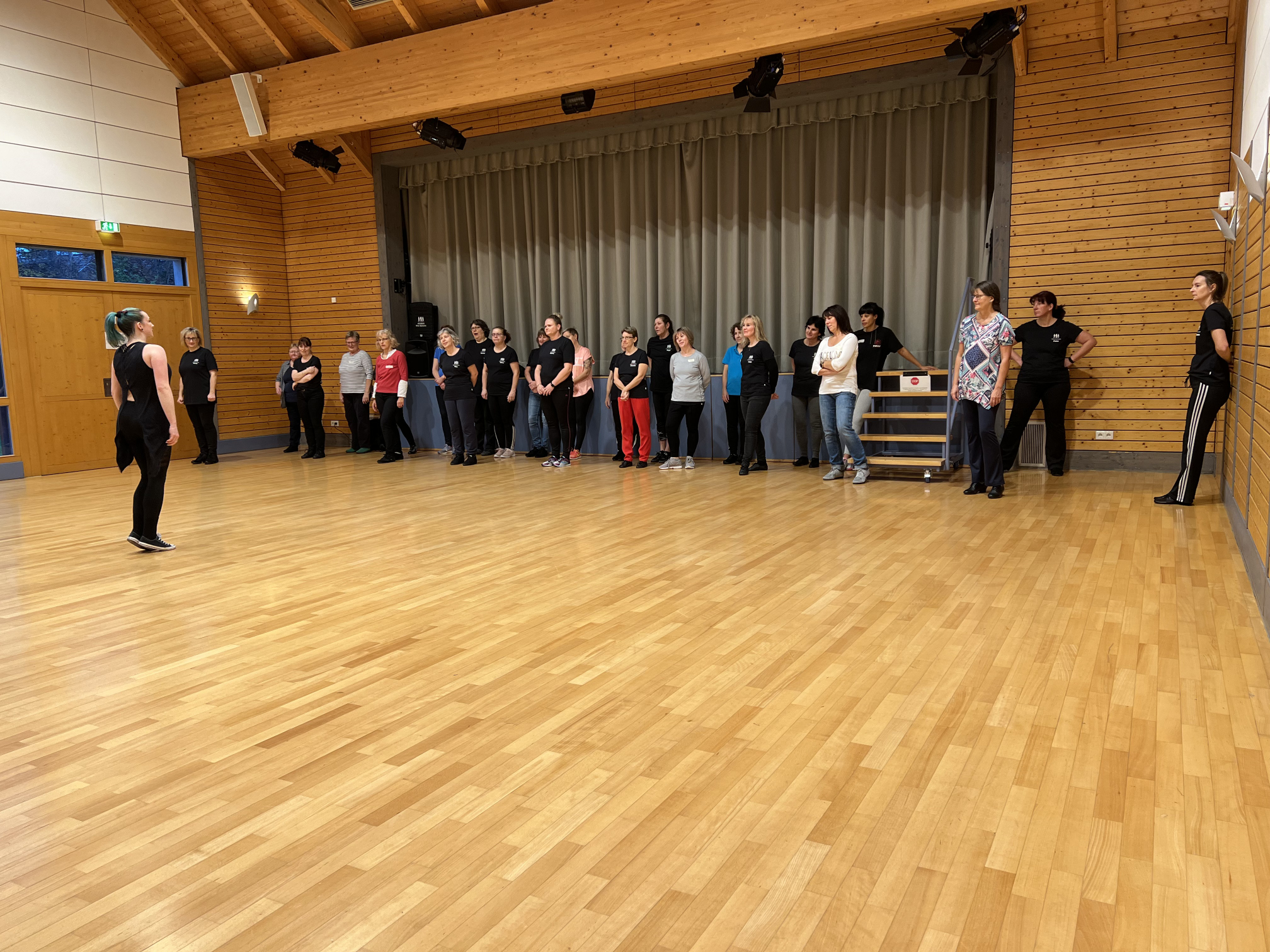 foto 20221126 01 modern line dance dancers workshop one wall event obermichelbach IMG 7242